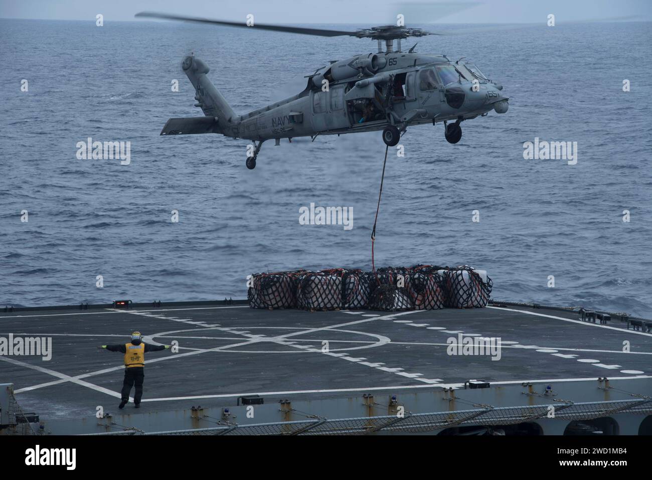 Eine MH-60S Seahawk führt eine vertikale Nachfüllung auf dem Flugdeck der USNS Joshua Humphreys durch. Stockfoto