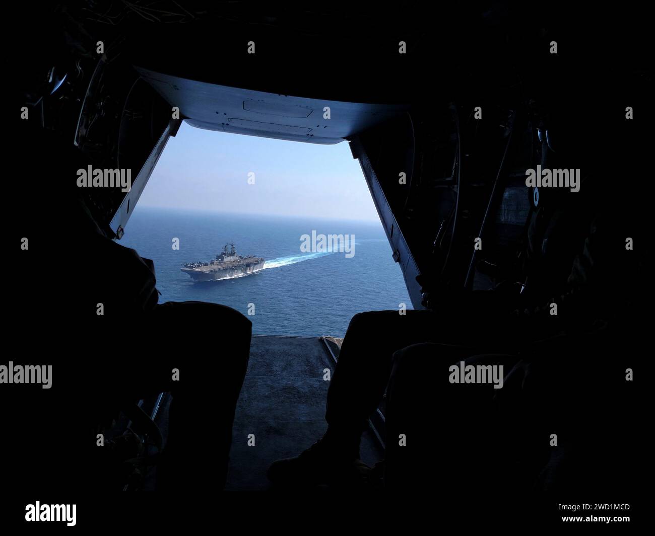 Das amphibische Angriffsschiff USS Bataan durchquert das Mittelmeer, aus Sicht eines MV-22B Osprey. Stockfoto