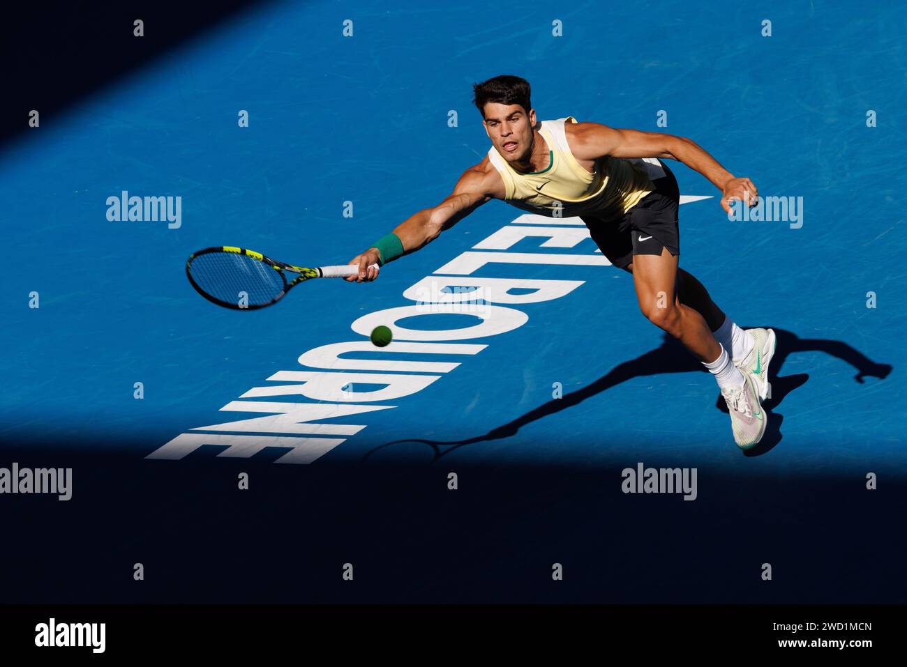 Melbourne, Australien. Januar 2024. 2. Seed CARLOS ALCARAZ aus Spanien im Kampf gegen Lorenzo Sonego aus Italien in der Rod Laver Arena in einem Spiel der 2. Runde der Männer Singles am 5. Tag der Australian Open 2024 in Melbourne, Australien. Sydney Low/Cal Sport Media/Alamy Live News Stockfoto