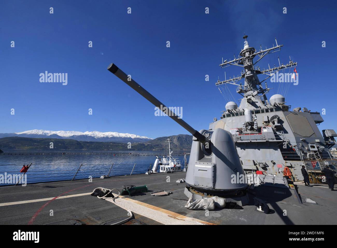Der Raketenzerstörer USS Porter trifft in der griechischen Souda Bay ein. Stockfoto