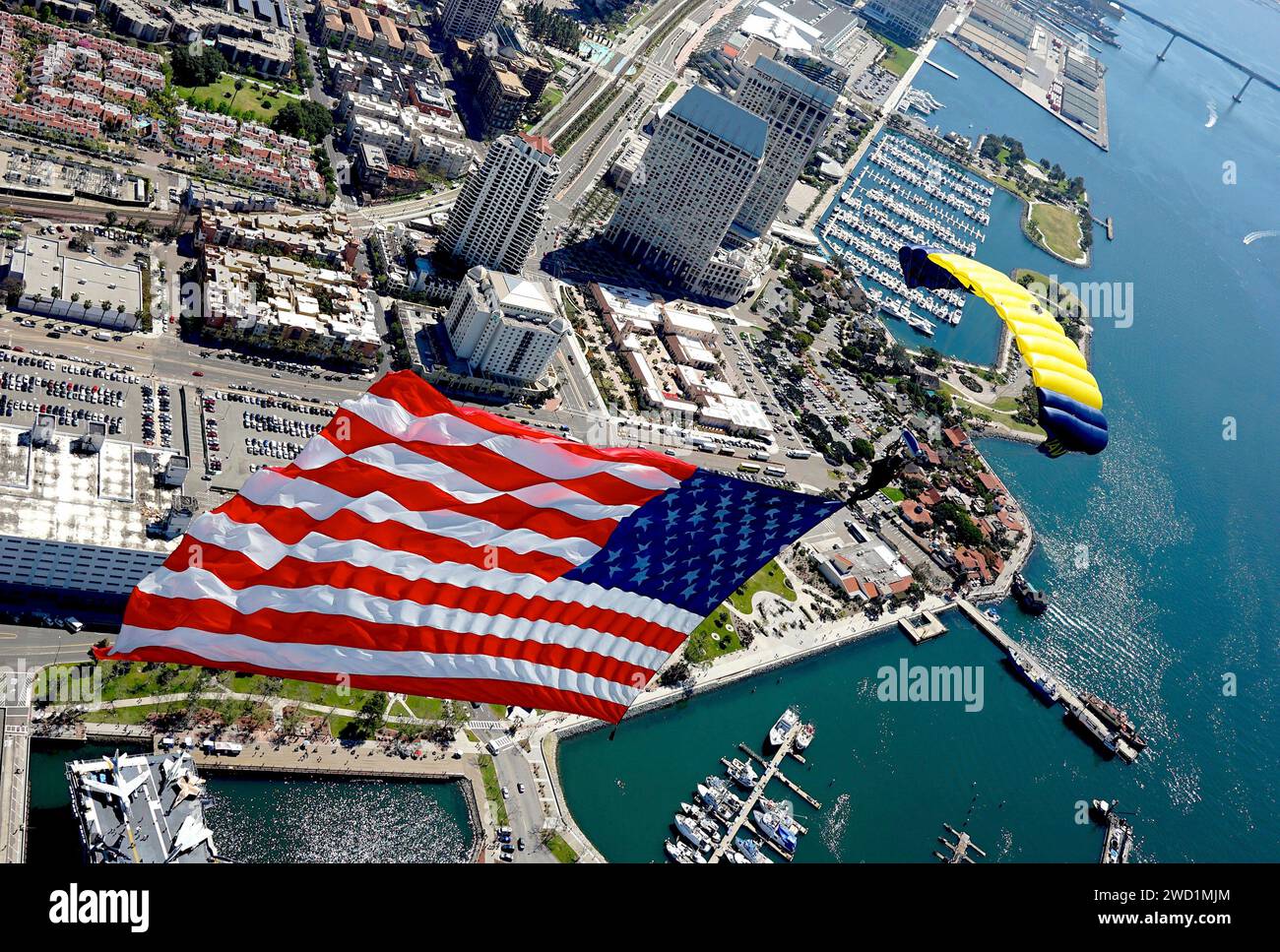 Die Leap Frogs der U.S. Navy fliegen mit der amerikanischen Flagge über dem USS Midway Museum in San Diego, Kalifornien. Stockfoto