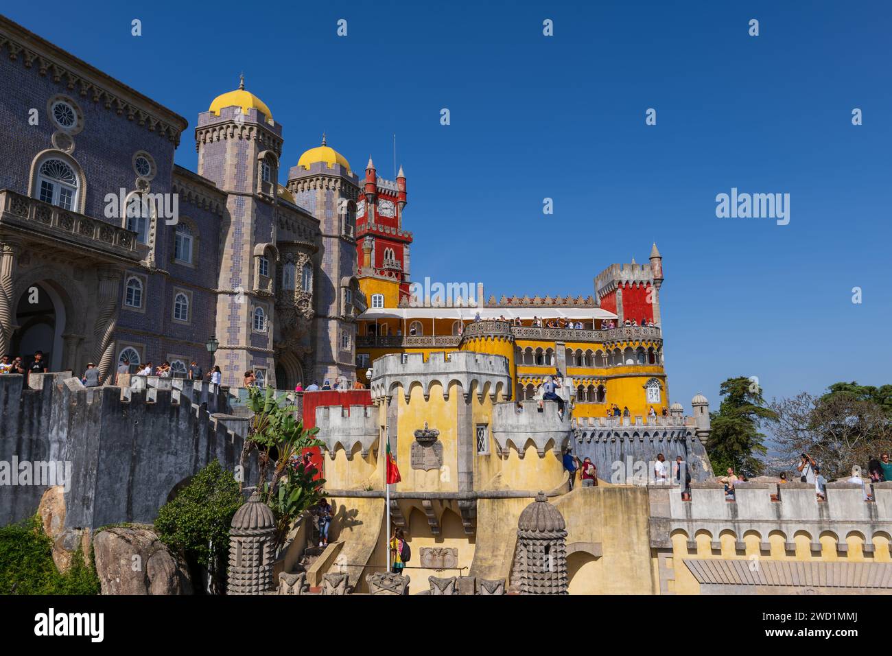 Nationalpalast von Pena in Sintra, Portugal, Burg auf einem Hügel aus dem 19. Jahrhundert im romanischen Stil und im Neo-Manuelinstil. Stockfoto