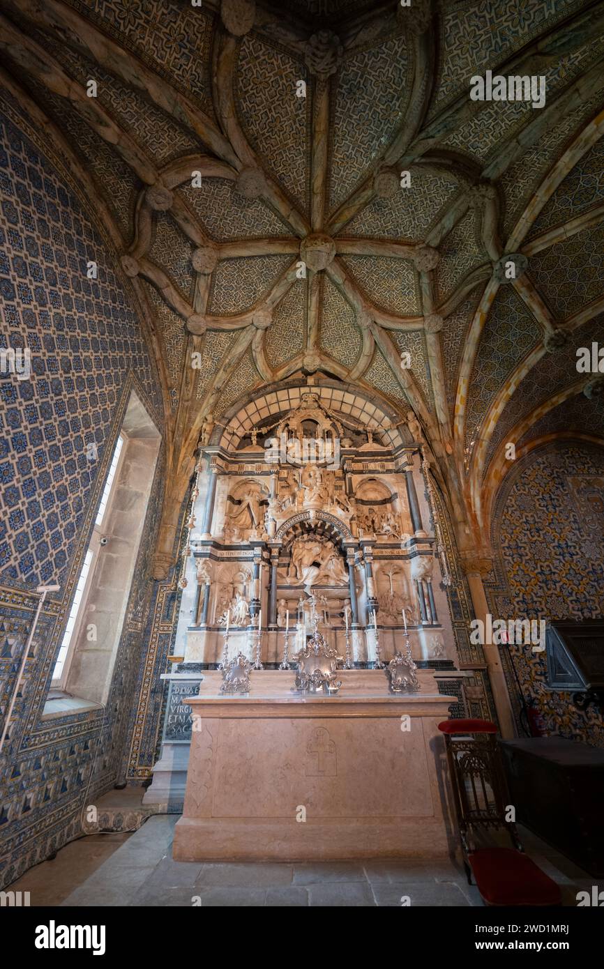 Kapelle unserer Lieben Frau von Pena im Inneren des Nationalpalastes von Pena in Sintra, Portugal. Altarbild aus Alabaster und schwarzem Kalkstein von 1532. Stockfoto