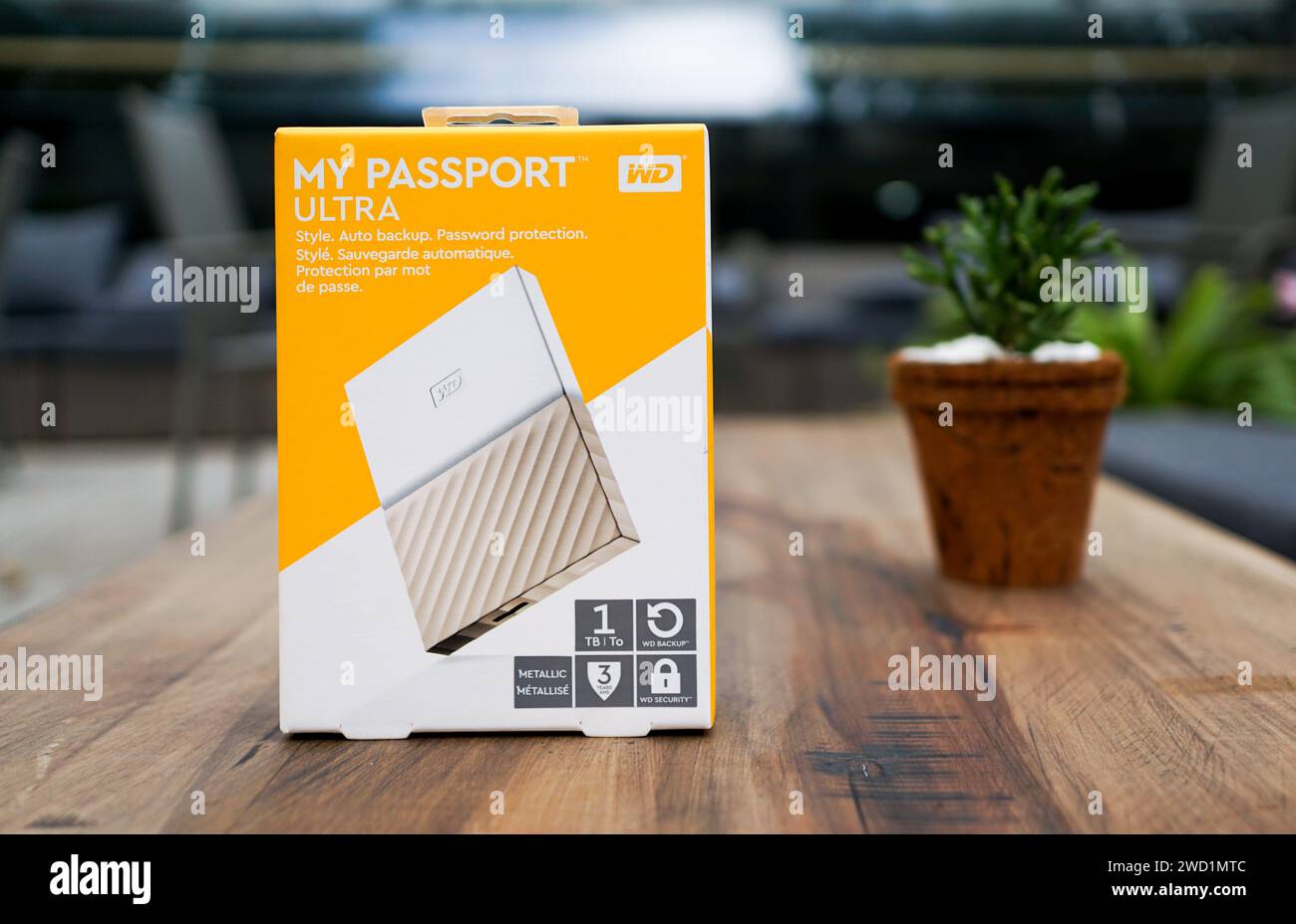 HCMC, VN - Januar 2024. WD My Passport externe tragbare Festplatte Stockfoto
