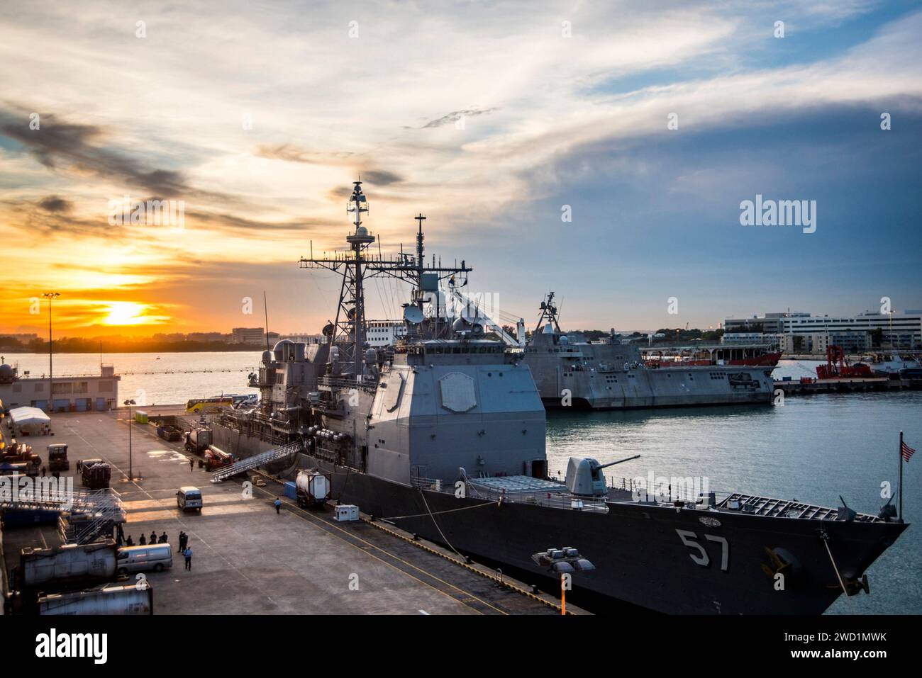 Der Lenkraketenkreuzer USS Lake Champlain liegt in pierside in Singapur. Stockfoto