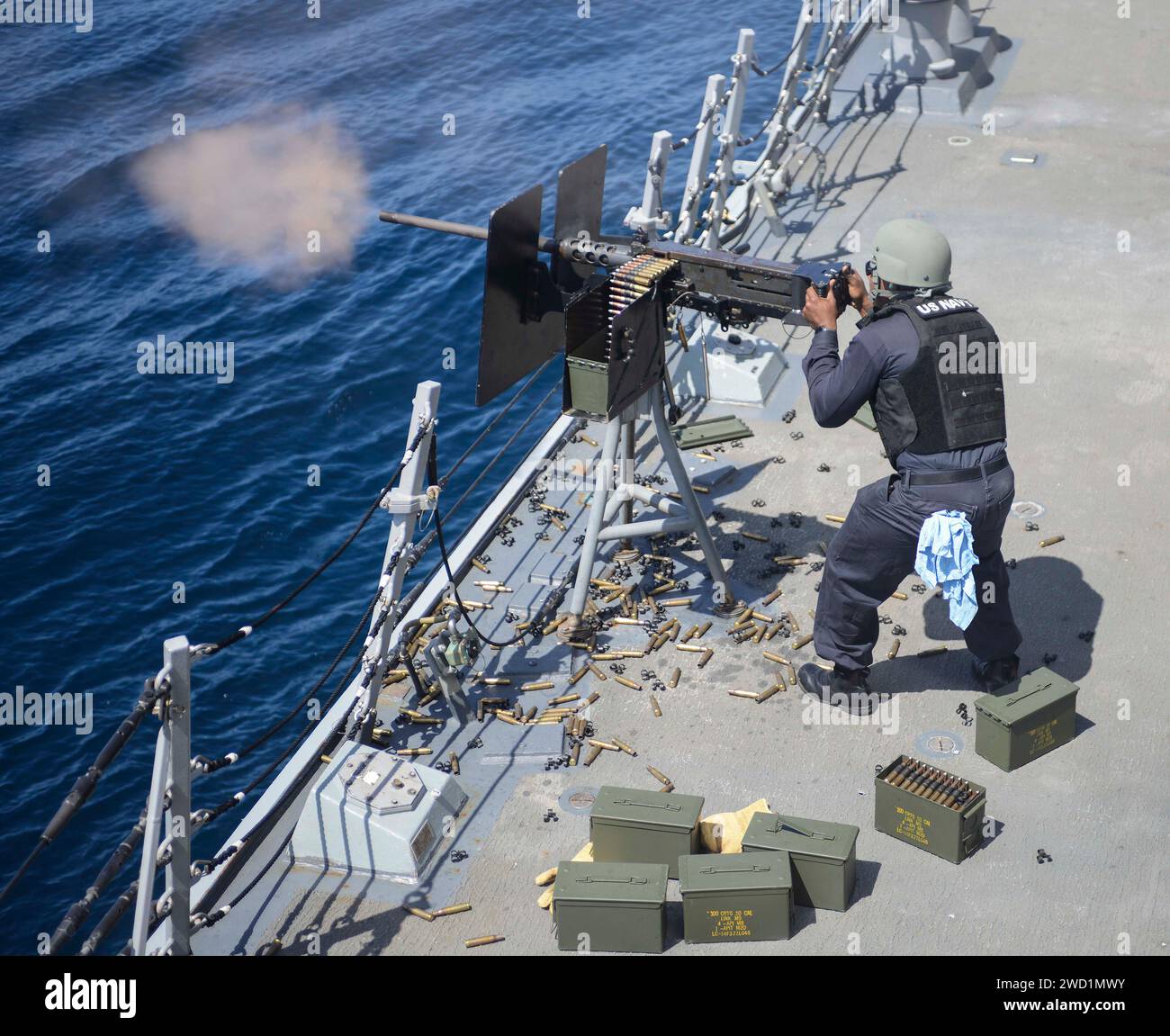 Gunner's Mate feuert während einer Feuerübung an Bord der USS Kidd ein 50 Kaliber Maschinengewehr ab. Stockfoto