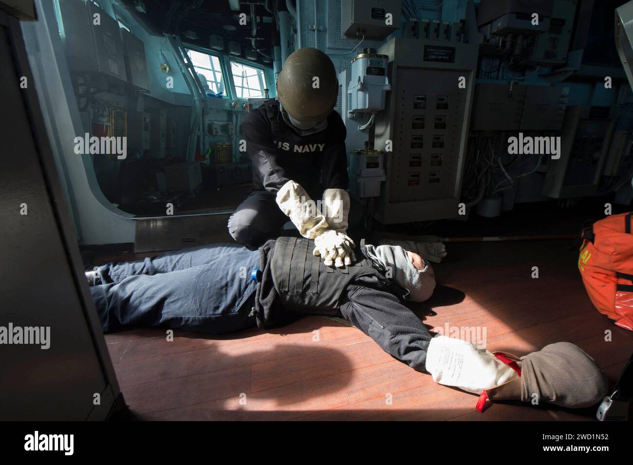 Fire Controlman führt während einer allgemeinen Quartalsübung eine simulierte HLW durch. Stockfoto