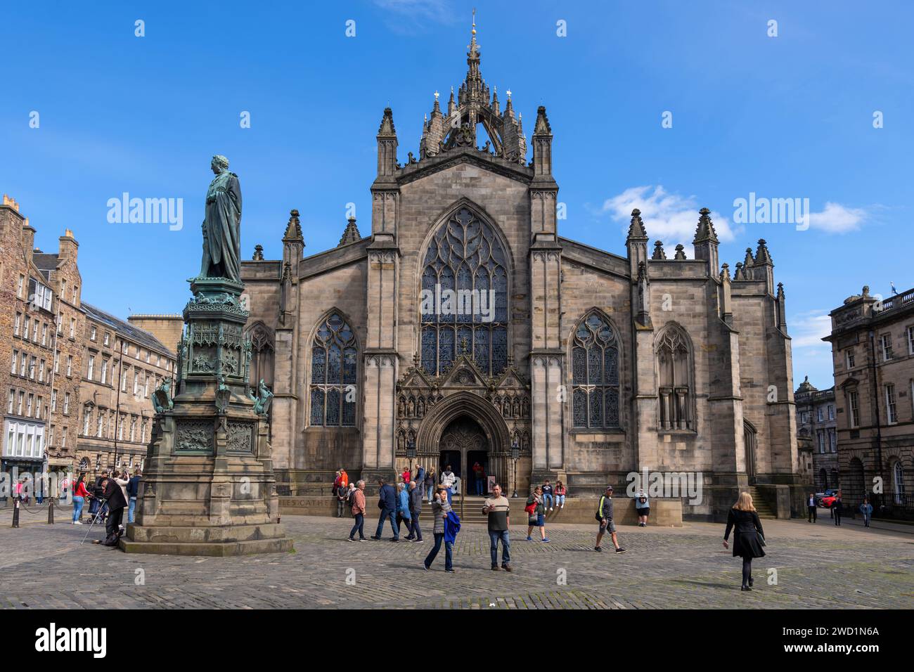 St Giles Cathedral und Statue von Walter Francis Montagu Douglas Scott in Edinburgh, Schottland, Großbritannien. Die gotische Pfarrkirche High Kirk of Edinburgh Stockfoto