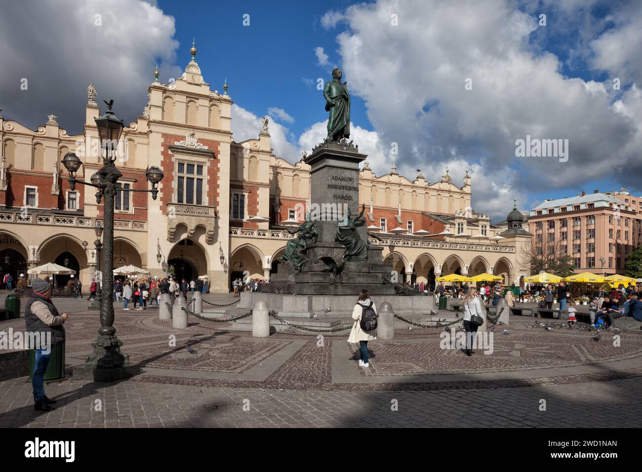 Hauptmarktplatz in der Altstadt von Krakau in Polen. Historisches Stadtzentrum mit Adam Mickiewicz Monument und Tuchhalle (Sukiennice). Stockfoto