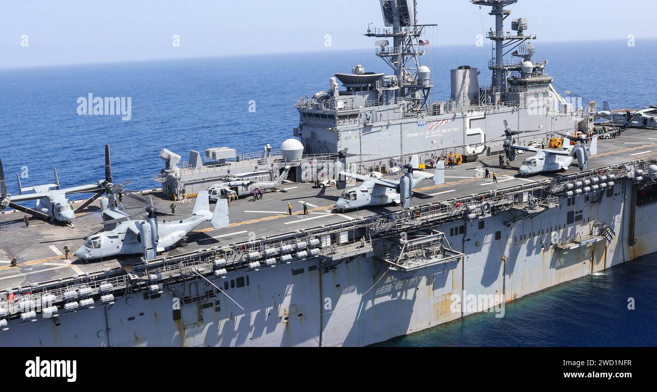 Flugoperationen finden an Bord des amphibischen Angriffsschiffs USS Bataan statt. Stockfoto