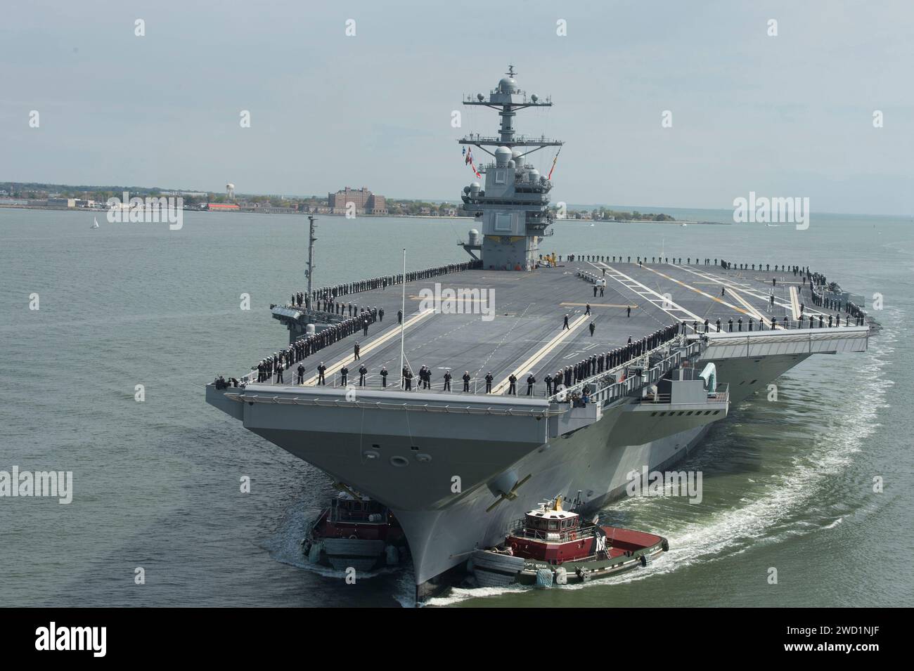 Die spätere USS Gerald R. Ford kommt an der Marinestation Norfolk, Virginia. Stockfoto