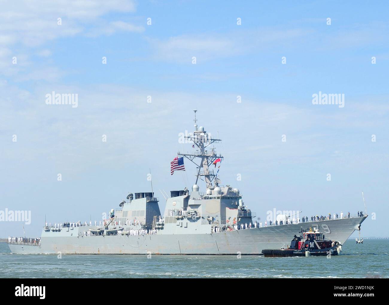 Der Raketenzerstörer USS Oscar Austin verlässt die Naval Station Norfolk, Virginia. Stockfoto