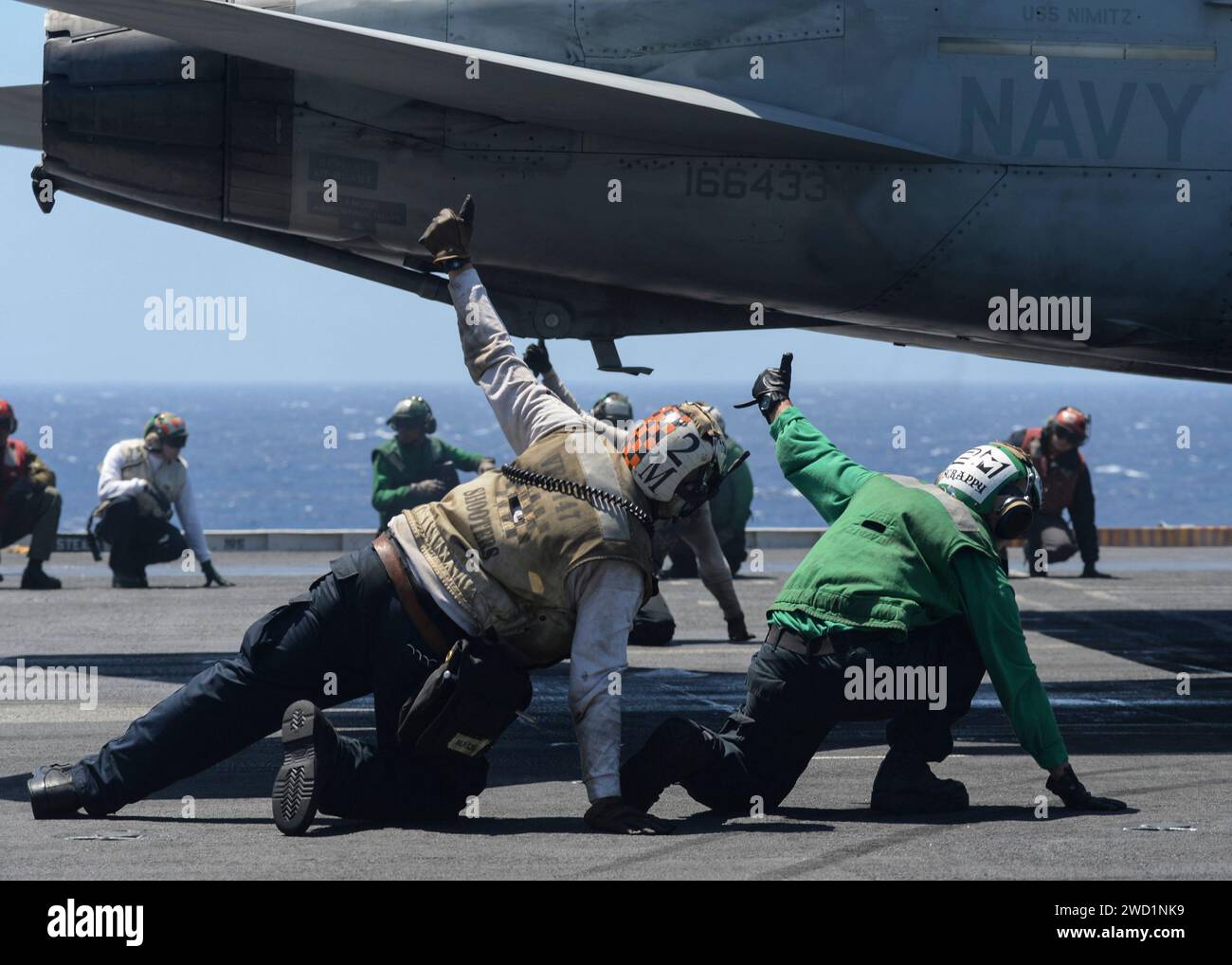 Seeleute führen Flugoperationen im Pazifik durch. Stockfoto