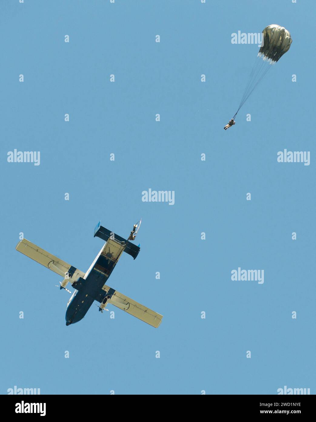 Die Entsorgungstechniker verlassen ein SC-7 Skyvan-Flugzeug während eines Freifalltrainings. Stockfoto
