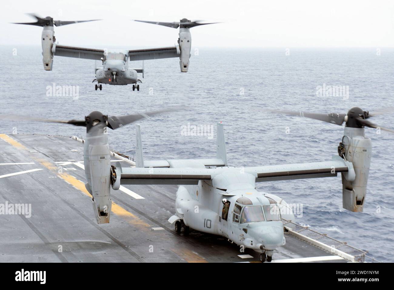 MV-22B Ospreys landen auf dem Flugdeck an Bord der USS Bonhomme Richard. Stockfoto