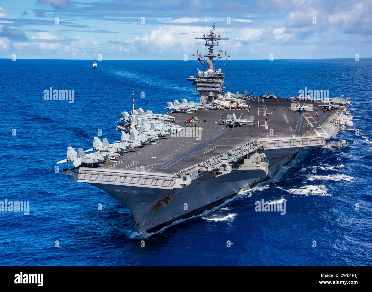 USS Carl Vinson und USS Lake Champlain durchqueren den Pazifik. Stockfoto