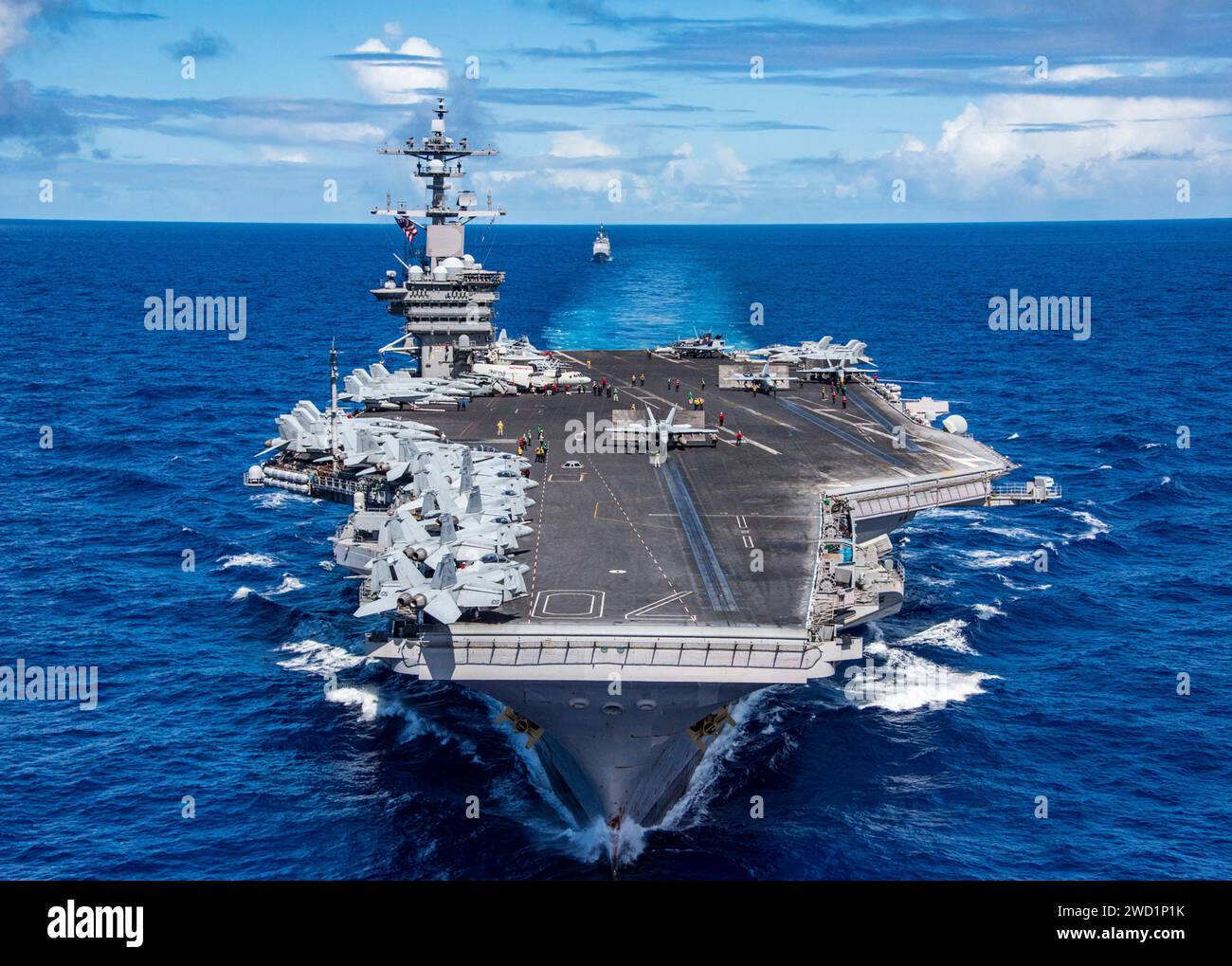 USS Carl Vinson und USS Lake Champlain durchqueren den Pazifik. Stockfoto