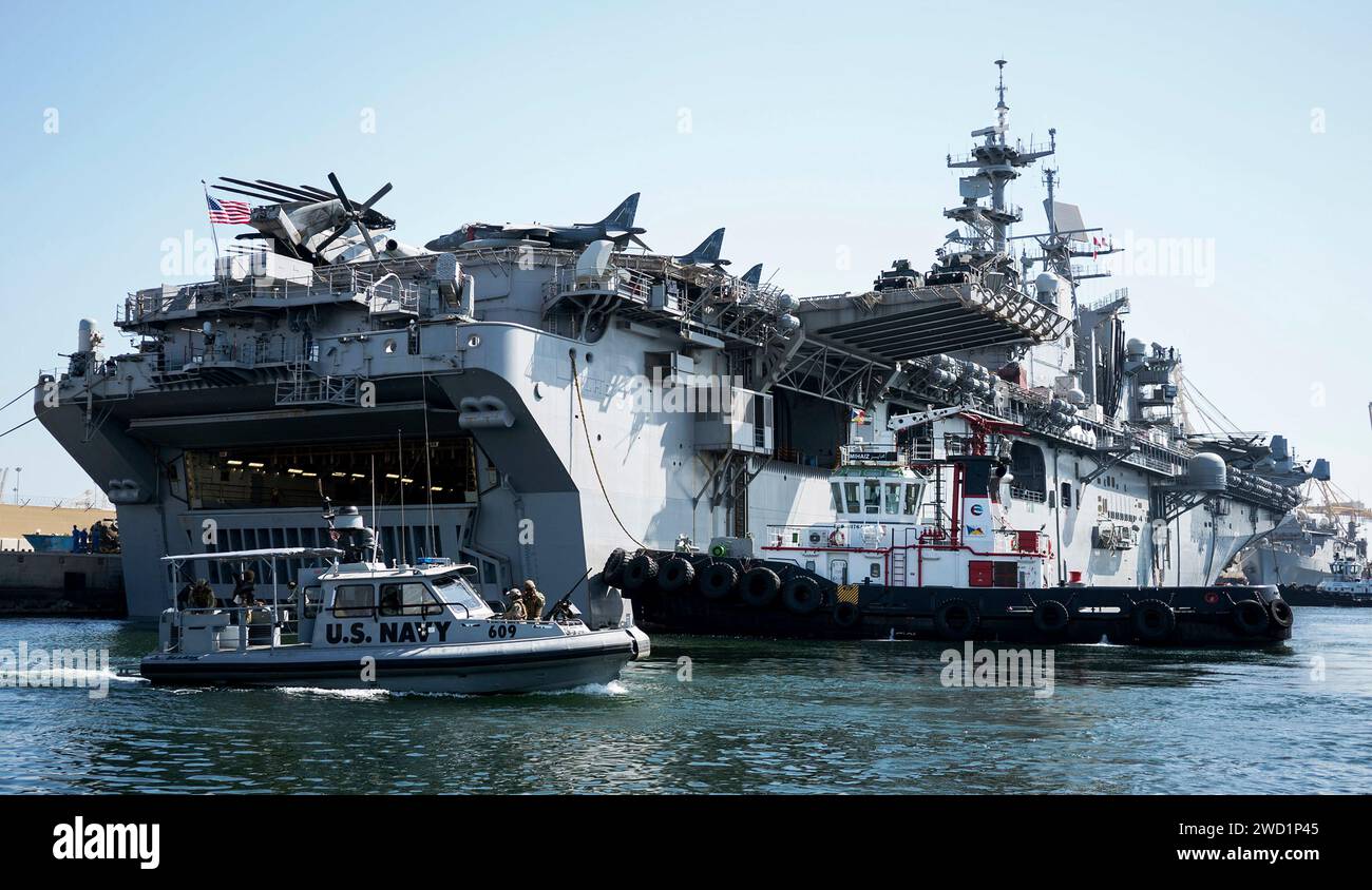 Das amphibische Angriffsschiff USS Bataan will Jebel Ali in den Vereinigten Arabischen Emiraten verlassen. Stockfoto
