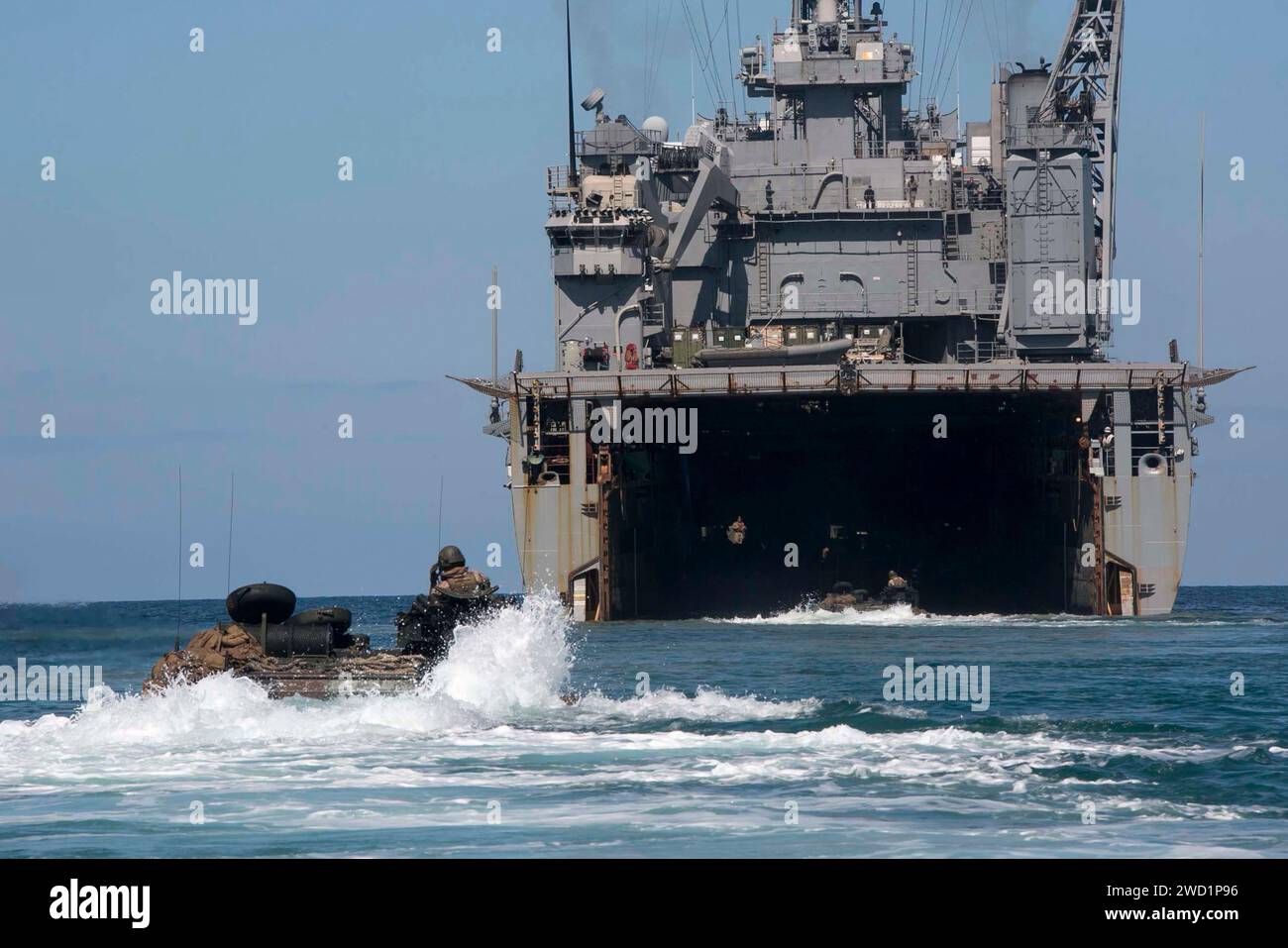 Die Marines nähern sich dem Brunnendeck des amphibischen Hafenlandeschiffs USS Ashland. Stockfoto