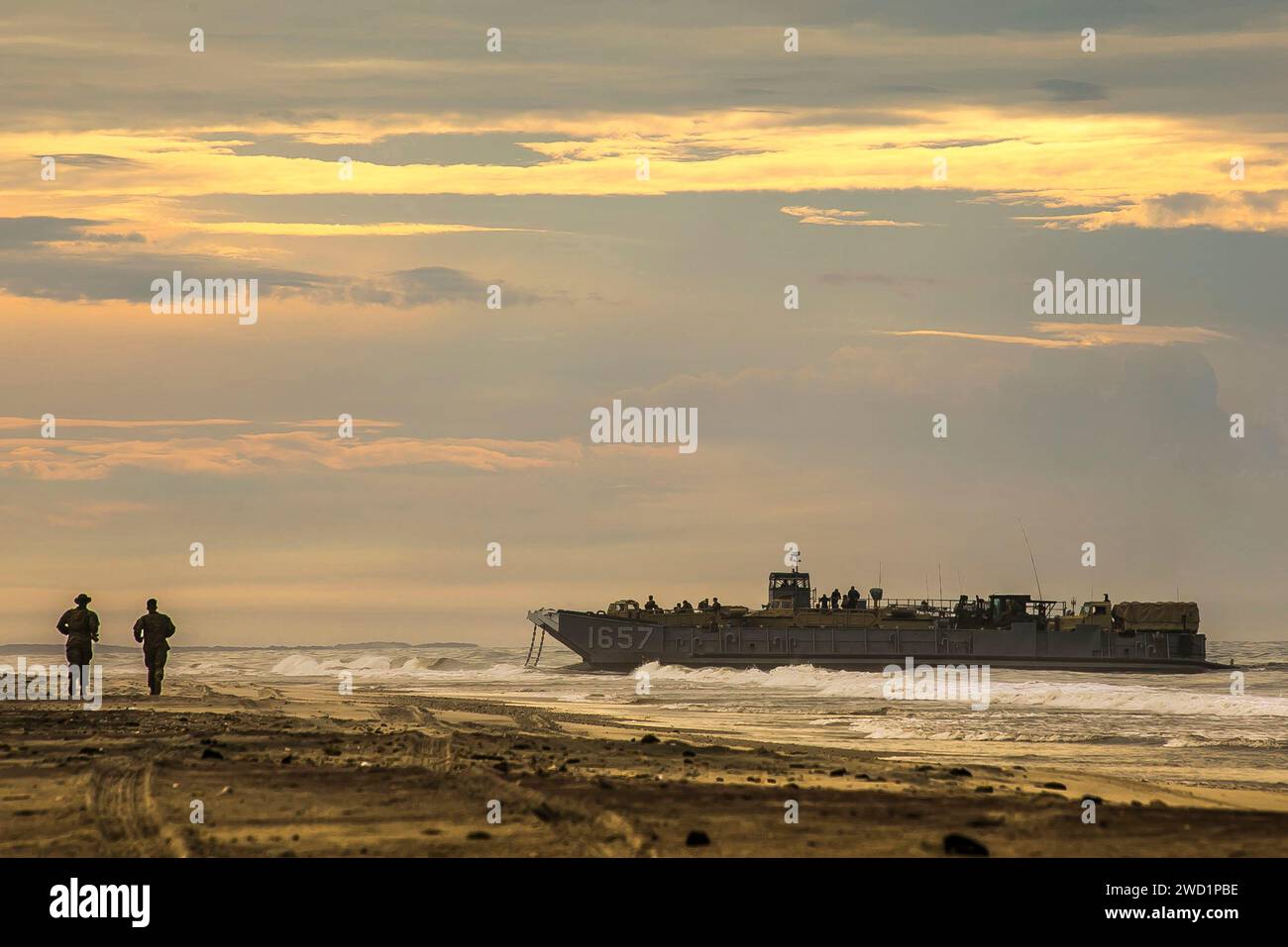 Die US-Marines laufen während eines amphibischen Einführungstrainings auf ein Landungsboot zu. Stockfoto