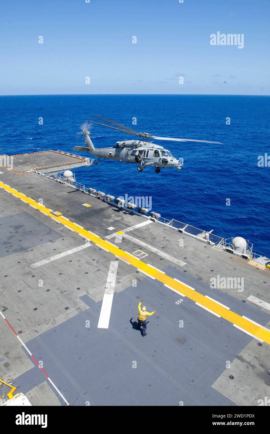 Ein MH-60S Sea Hawk Hubschrauber startet vom Flugdeck der USS America. Stockfoto