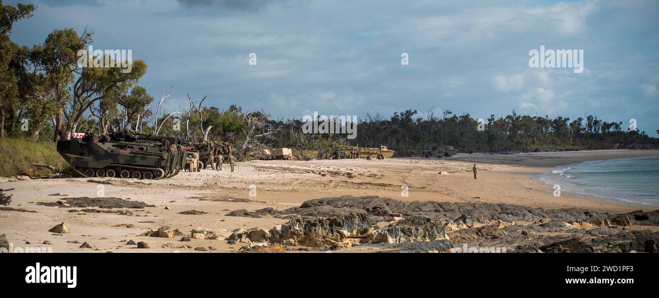 Die US-Marines positionieren amphibische Angriffsfahrzeuge auf der anderen Seite des Strandes in Townshend Island, Australien. Stockfoto