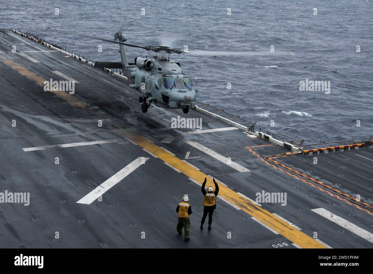 Ein MH-60R Sea Hawk Hubschrauber landet auf dem Flugdeck der USS Bonhomme Richard. Stockfoto