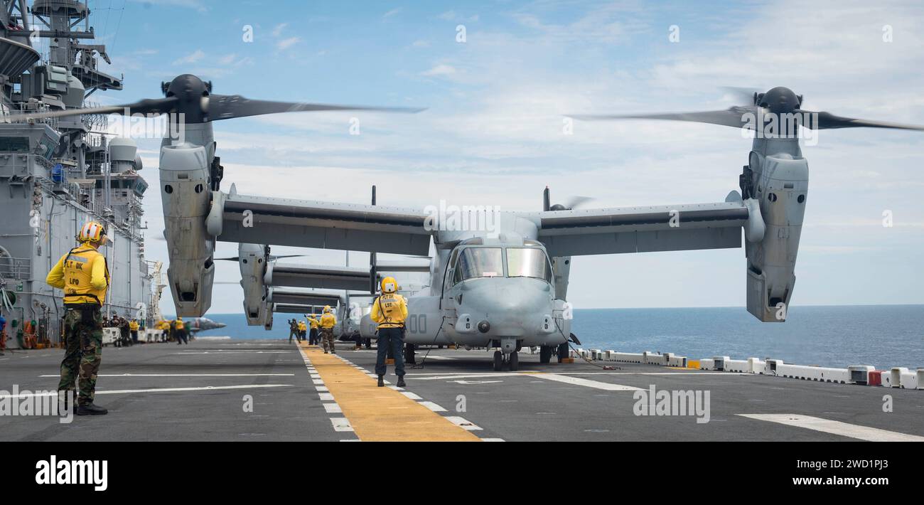 Eine MV-22 Osprey bereitet sich auf den Start vom Cockpit an Bord der USS Iwo Jima vor. Stockfoto