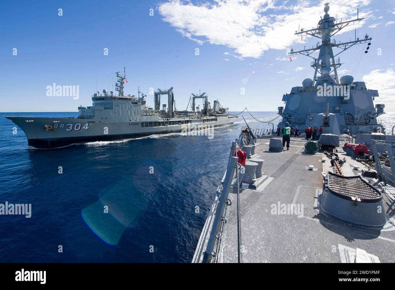 Die USS Sterett führt mit dem Tanker HMAS Success eine Truppenauffüllung auf See durch. Stockfoto