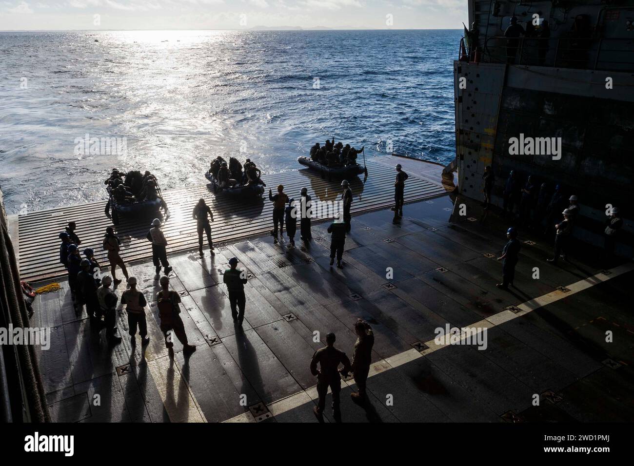 Die US-Marines bereiten sich darauf vor, das Brunnendeck des amphibischen Transportdocks USS Green Bay zu verlassen. Stockfoto