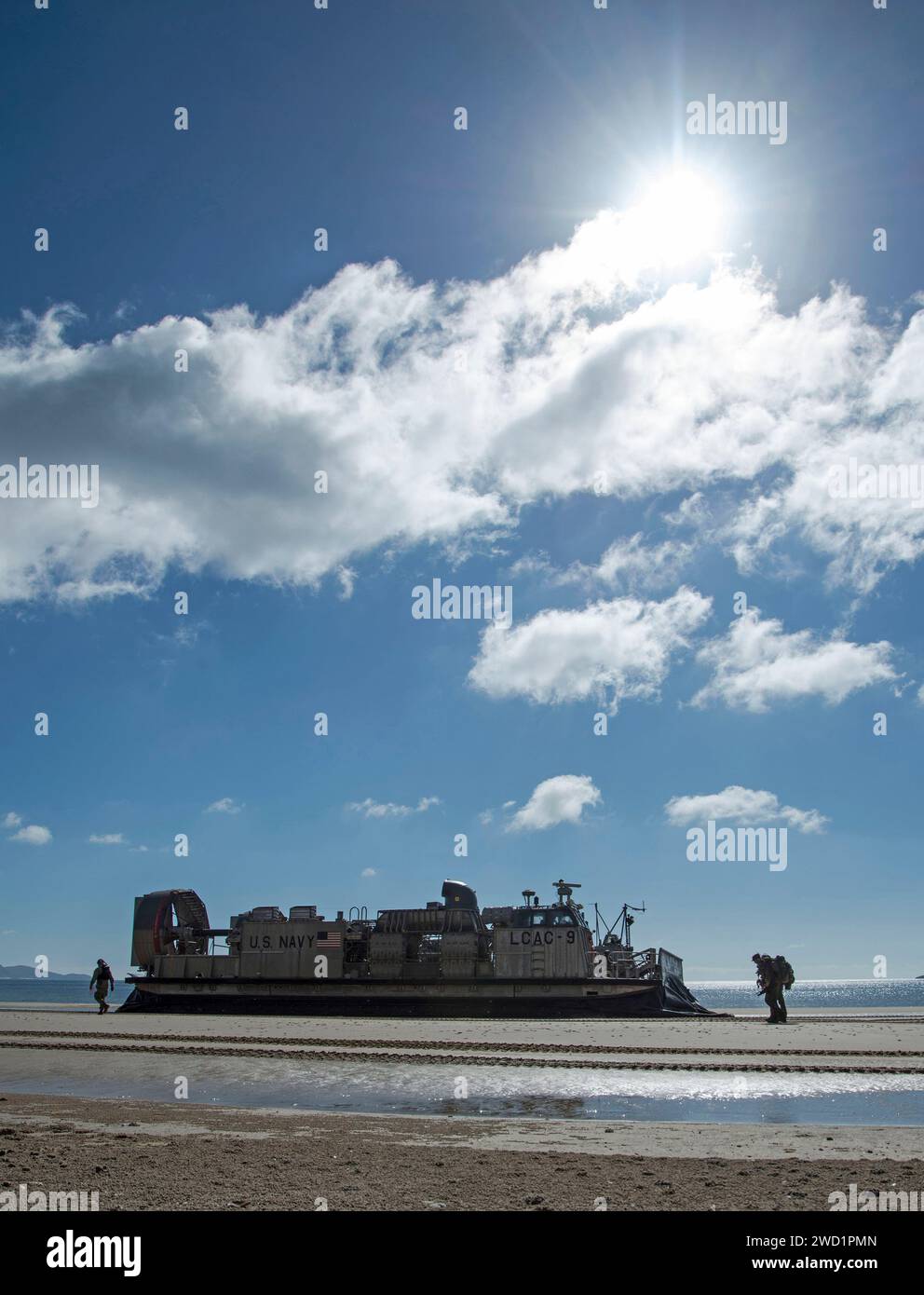 Die US-Marines laden Ausrüstung aus einem Luftkissen des Landungsbootes am Freshwater Beach, Australien. Stockfoto