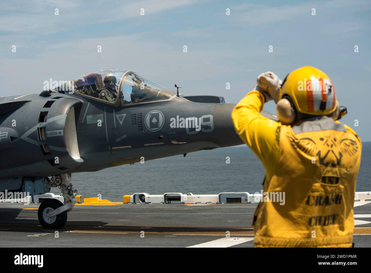 Boatswain's Mate signalisiert vor dem Start einen AV-8B Harrier. Stockfoto