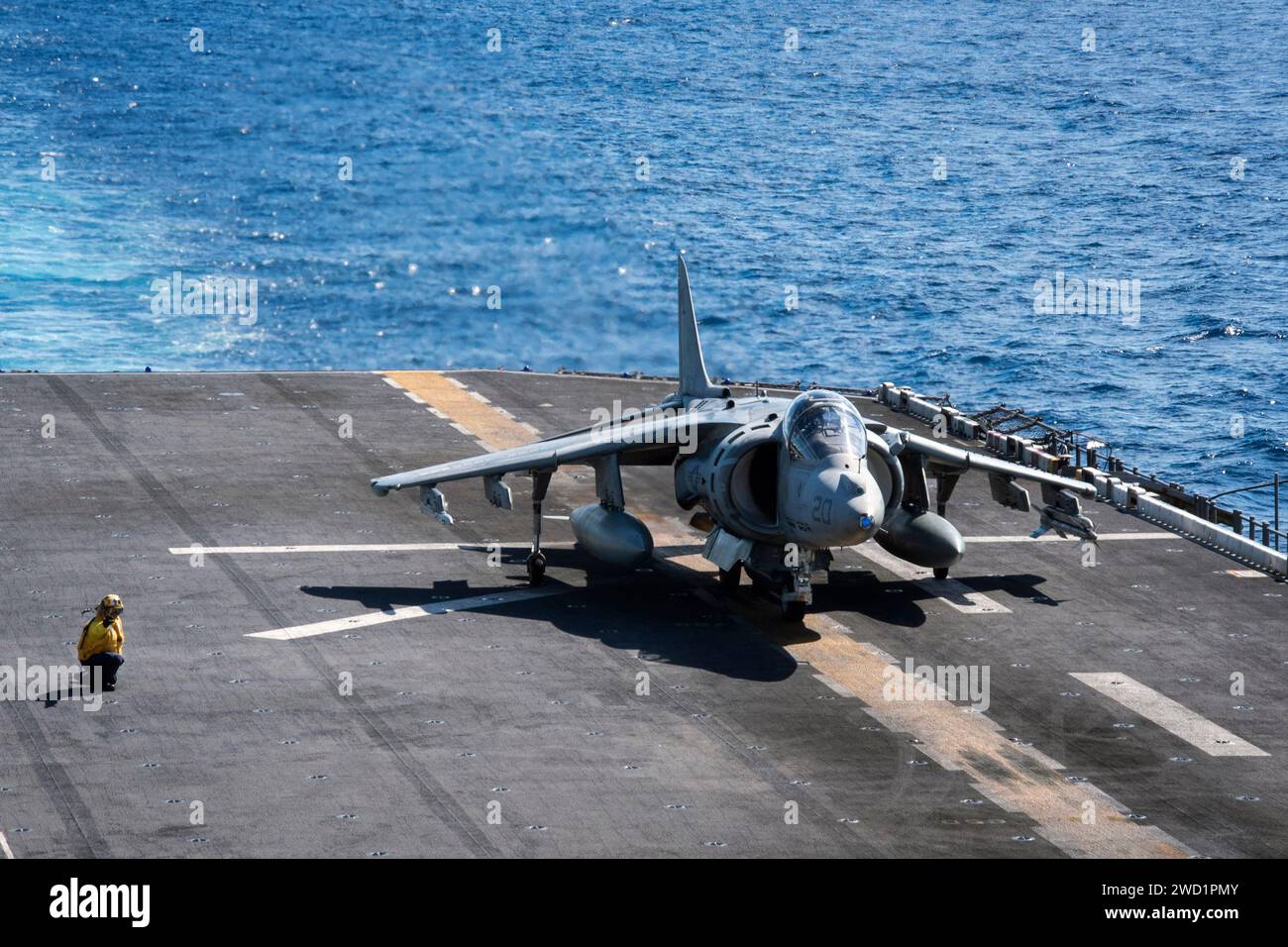 Eine AV-8B Harrier startet vom amphibischen Angriffsschiff USS Bonhomme Richard. Stockfoto