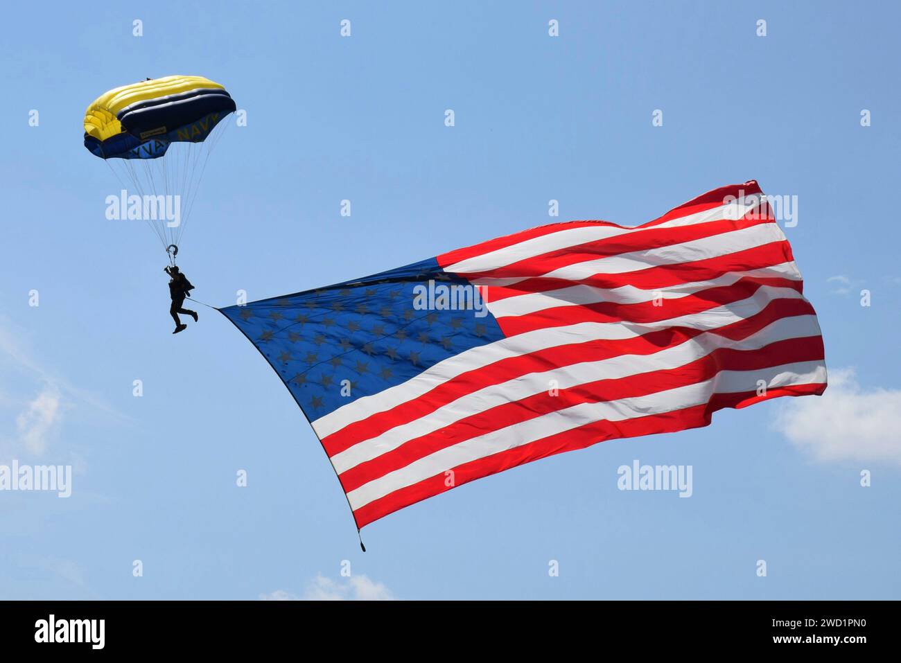Das Fallschirmdemonstrationsteam der US Navy, die Leap Frogs, unter amerikanischer Flagge. Stockfoto