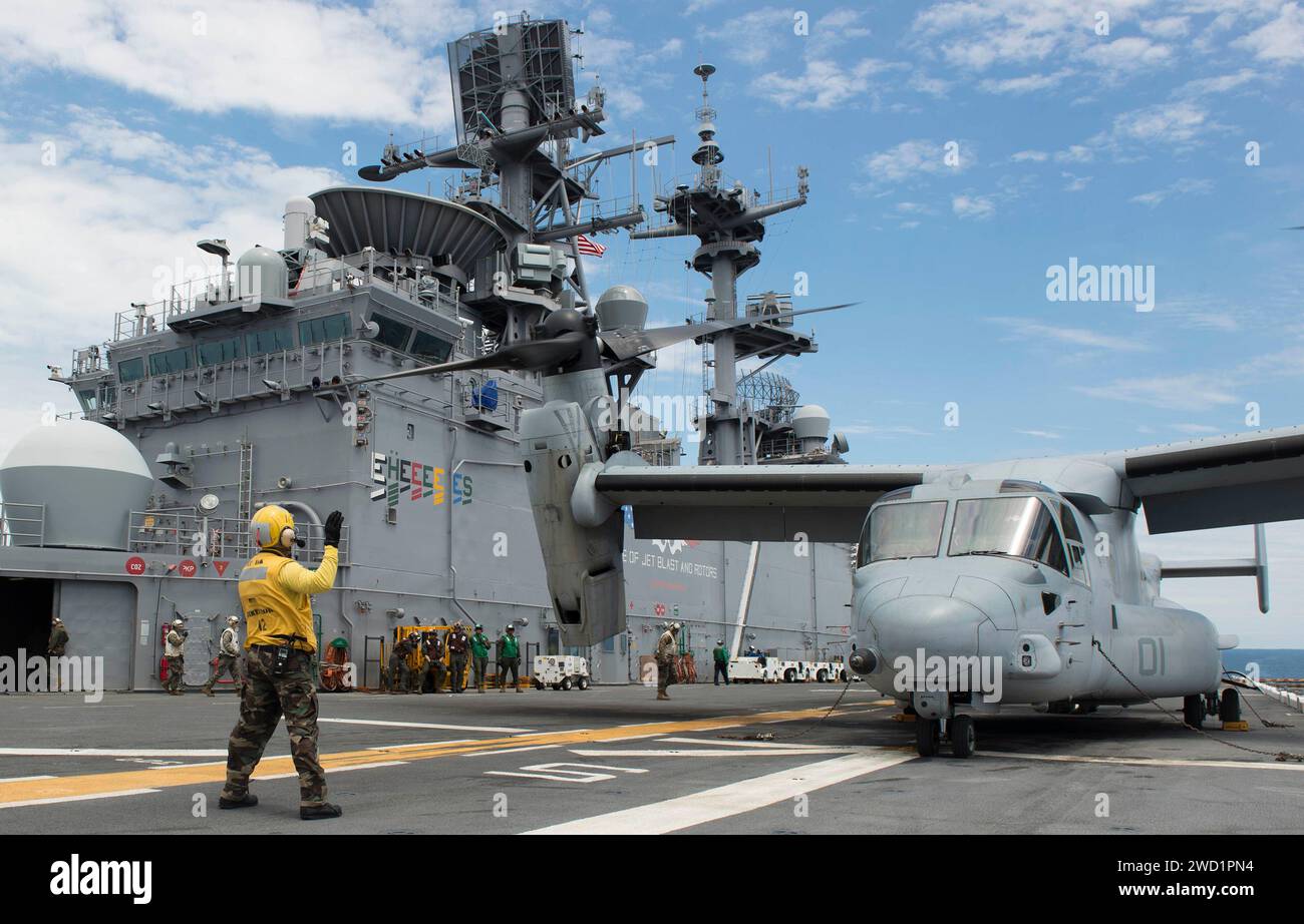 Eine MV-22 Osprey bereitet sich auf den Start vom Flugdeck der USS Iwo Jima vor. Stockfoto