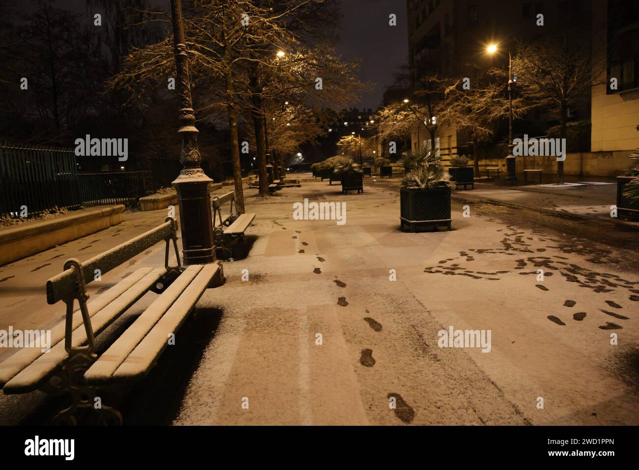 Paris, Frankreich. Januar 2024. © PHOTOPQR/LE PARISIEN/Delphine Goldsztejn ; Paris ; 18/01/2024 ; Paris se réveille sous la neige Paris 12E Le 18/01/2024 Foto : Delphine Goldsztejn Paris, Frankreich, 18. januar 2024. Es hat Schnee in Paris Credit: MAXPPP/Alamy Live News Stockfoto