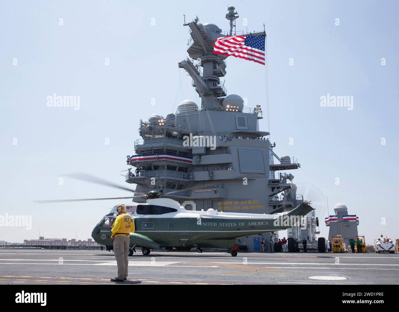 Marine One verlässt den Flugzeugträger USS Gerald R. Ford. Stockfoto