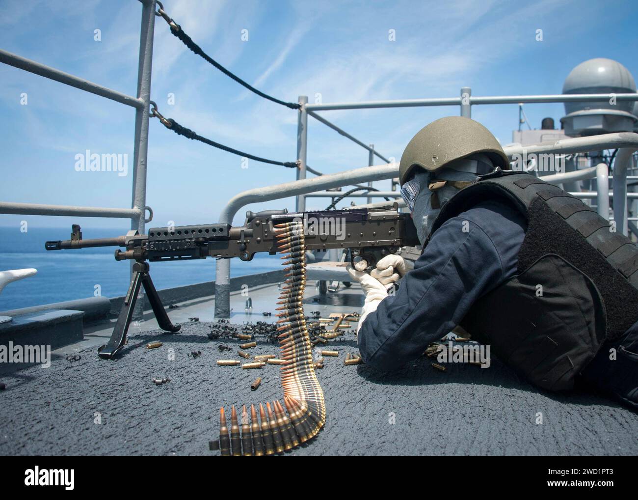 Fire Controlman feuert ein M240B Maschinengewehr auf den Steuerbord-Brückenflügel der USS Rushmore. Stockfoto