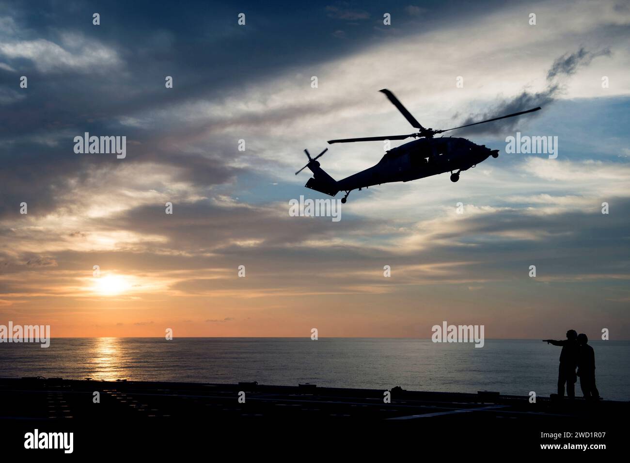 Ein MH-60S Sea Hawk Hubschrauber führt die Qualifikation für die Landung an Bord der USS Coronado durch. Stockfoto