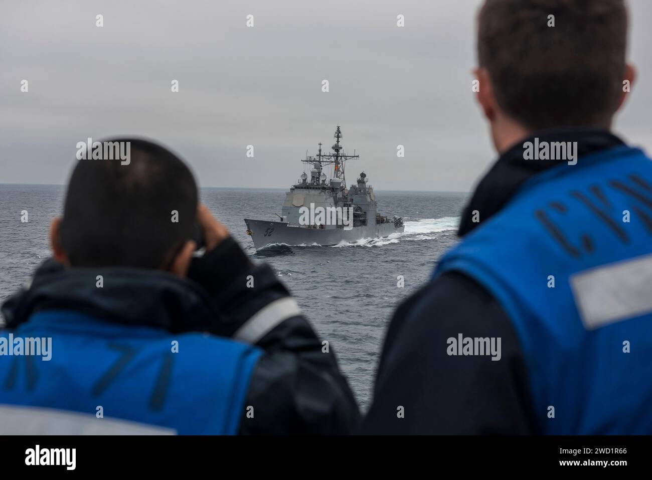 Die Seeleute messen die Distanz zwischen der USS Bunker Hill und der USS Theodore Roosevelt während einer Auffüllung. Stockfoto