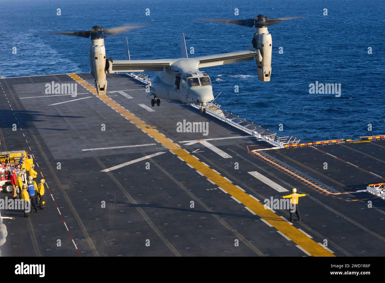 Eine MV-22 Osprey bereitet sich auf die Landung auf dem Flugdeck der USS Essex vor. Stockfoto