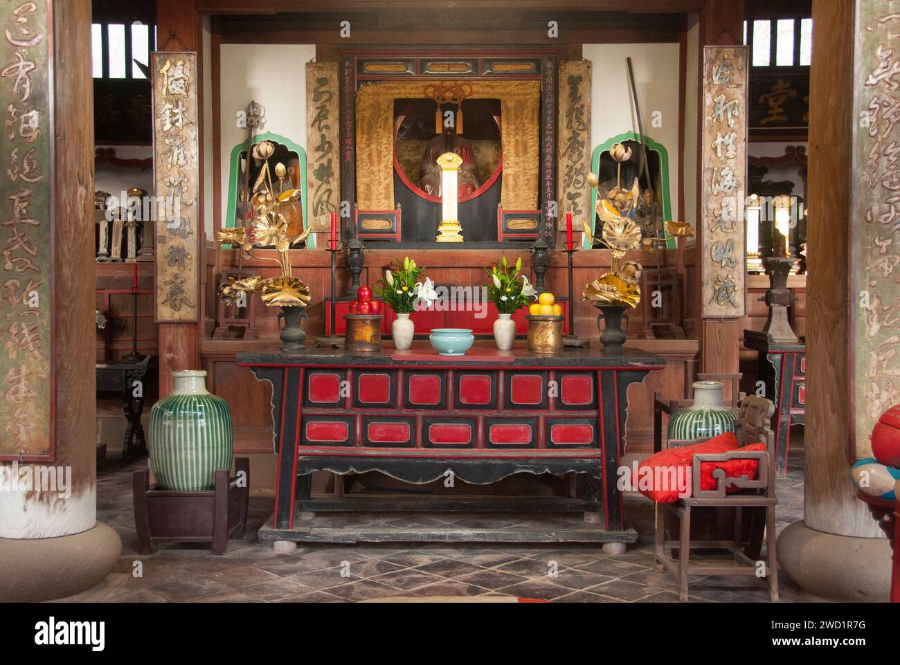 Japan: Ein kleiner Altar im Sofuku-JI, Obaku Zen Tempel, Nagasaki, Kyushu. Der Tempel, ein Beispiel der Ming-Dynastie (1368–1644), südchinesische Architektur, stammt aus dem Jahr 1629 und wurde von einem chinesischen Mönch namens Chaonian erbaut. Stockfoto