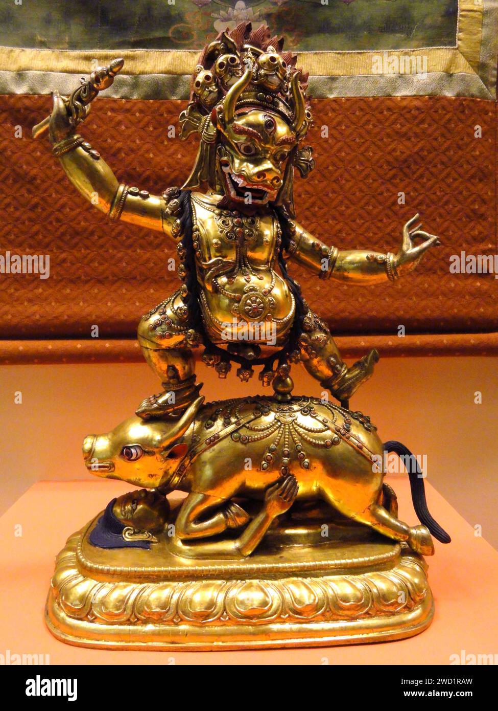 Tibet: Statue von Yama, dem König der Hölle. American Museum of Natural History, New York. Foto von Daderot. In der ostasiatischen Mythologie ist Yama ein dharmapala (zornvoller Gott) und König der Hölle. Es ist seine Pflicht, die Toten zu verurteilen und über die verschiedenen Hüllen und Fegefeuer zu herrschen, wobei er dem Zyklus der Samsara (zyklischer, kreisförmiger Wandel) vorsteht. Yama hat sich von der Hindu-Gottheit zu Rollen im Buddhismus sowie in der chinesischen, koreanischen und japanischen Mythologie entwickelt. Stockfoto