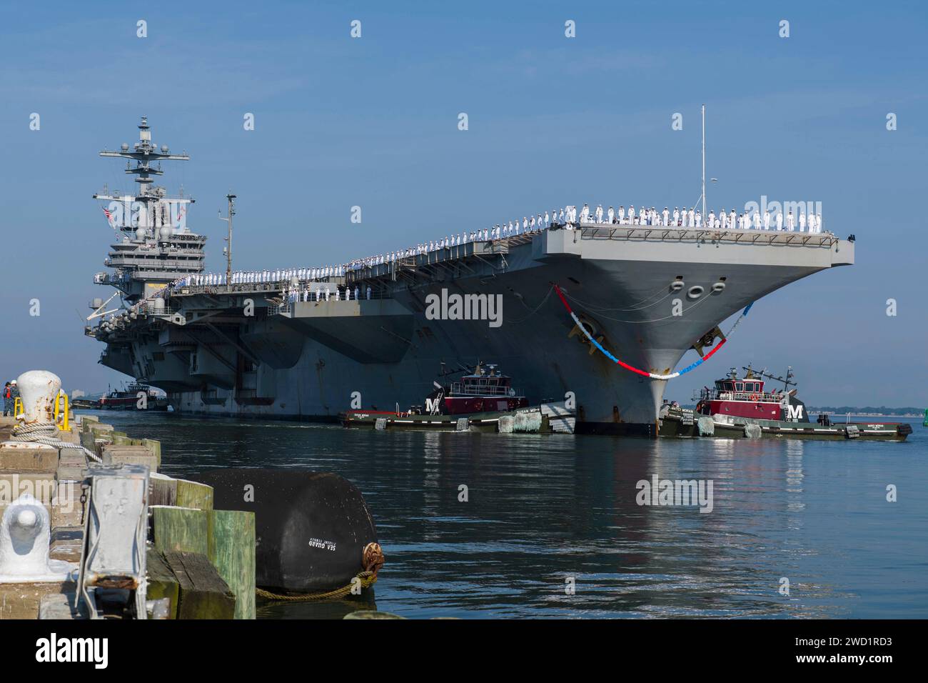 Der Flugzeugträger USS George H.W. Bush (CVN 77) kehrt zur Marinestation Norfolk, Virginia, zurück. Stockfoto