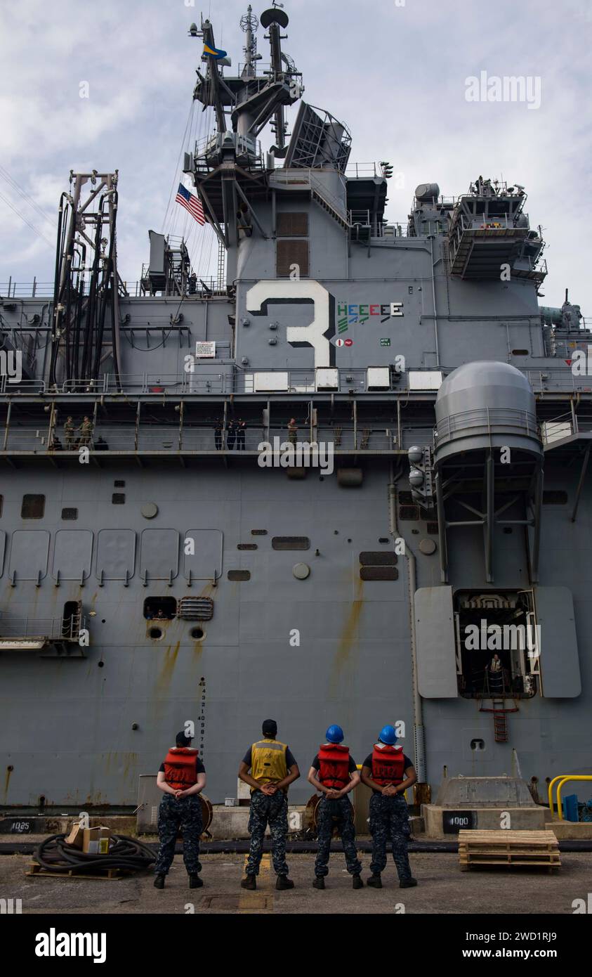 Das amphibische Angriffsschiff USS Kearsarge verlässt die Marinestation Norfolk, Virginia. Stockfoto