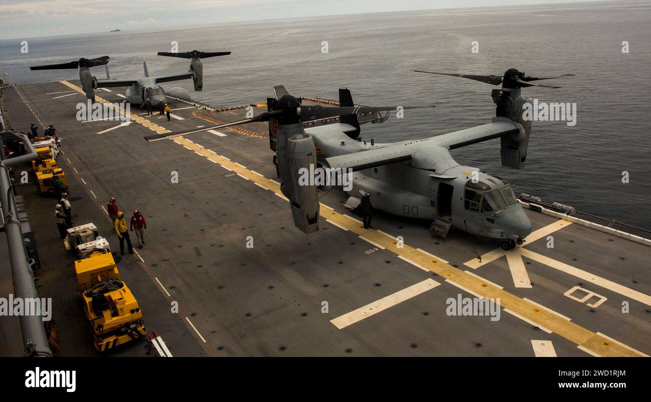 Marine Corps MV-22B Osprey-Flugzeuge landen an Bord des amphibischen Angriffsschiffs USS Kearsarge. Stockfoto