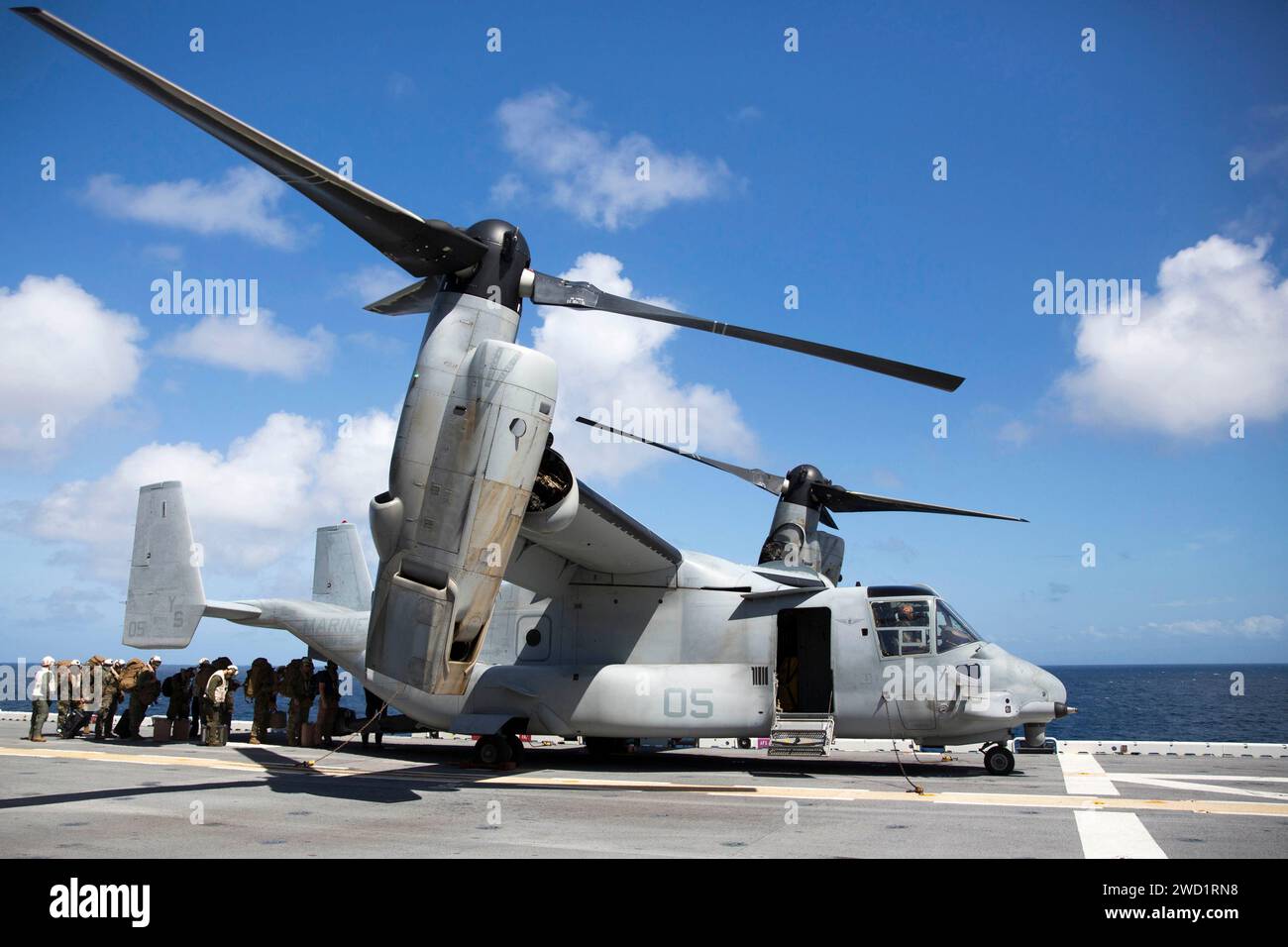 Die US-Marines besteigen eine MV-22 Osprey auf dem Flugdeck der USS Kearsarge. Stockfoto
