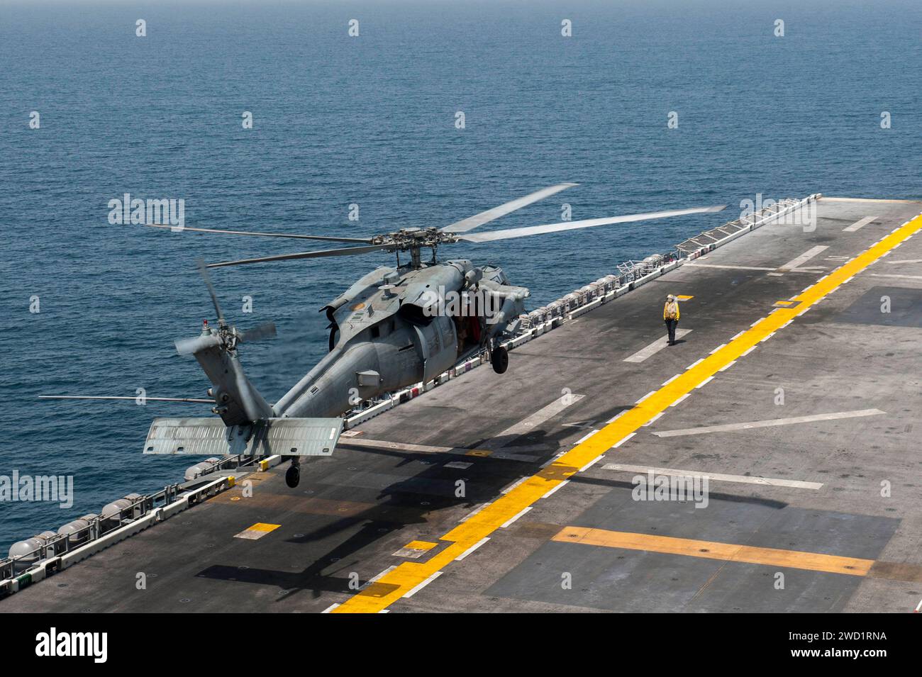 Ein MH-60S Sea Hawk Hubschrauber hebt vom Flugdeck der USS America ab. Stockfoto