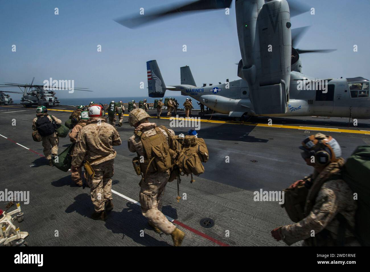 US-Marines gehen an Bord eines MV-22 Osprey an Bord des amphibischen Angriffsschiffs USS America. Stockfoto