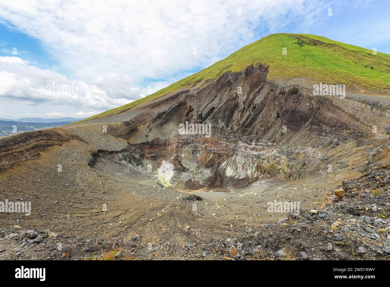 Schwefel, Fumarolen und vulkanische Schichten im aktiven Krater Tompaluan am Vulkan Lokon in der Nähe von Tomohon. Mount Lokon, Tomohon, Nord-Sulawesi, Indonesien Stockfoto